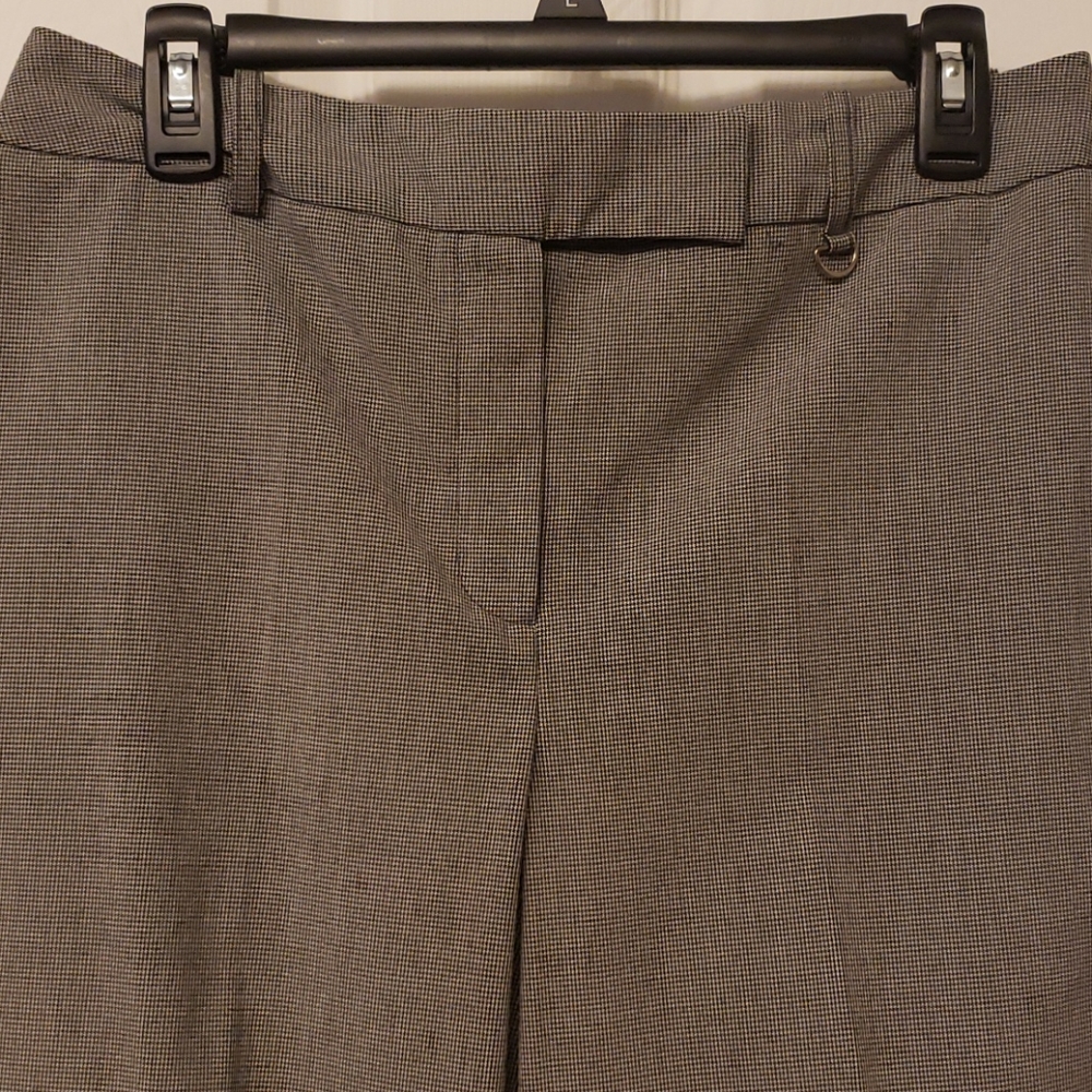 Hounds check slacks